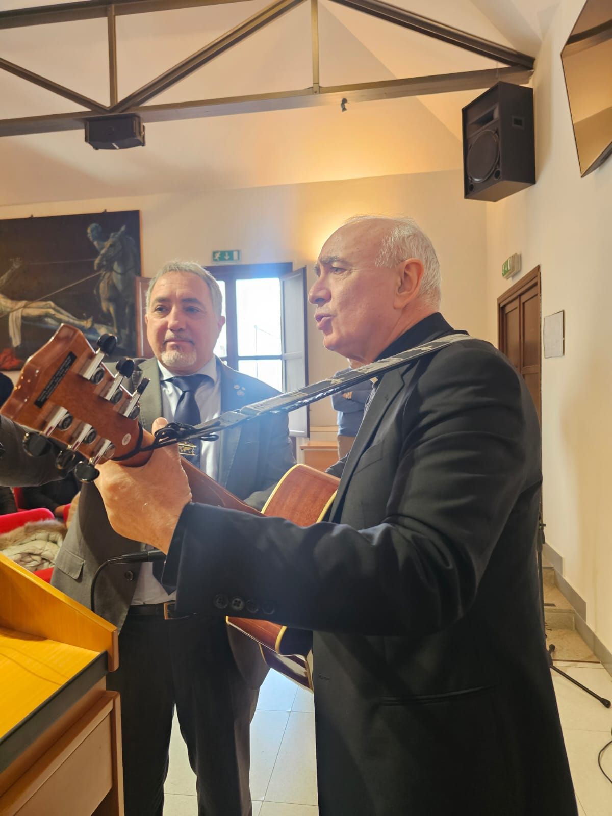 MONS STAGLIANO SUONA LA CHITARRA E CONQUISTA I GIOVANI. MANNINO 