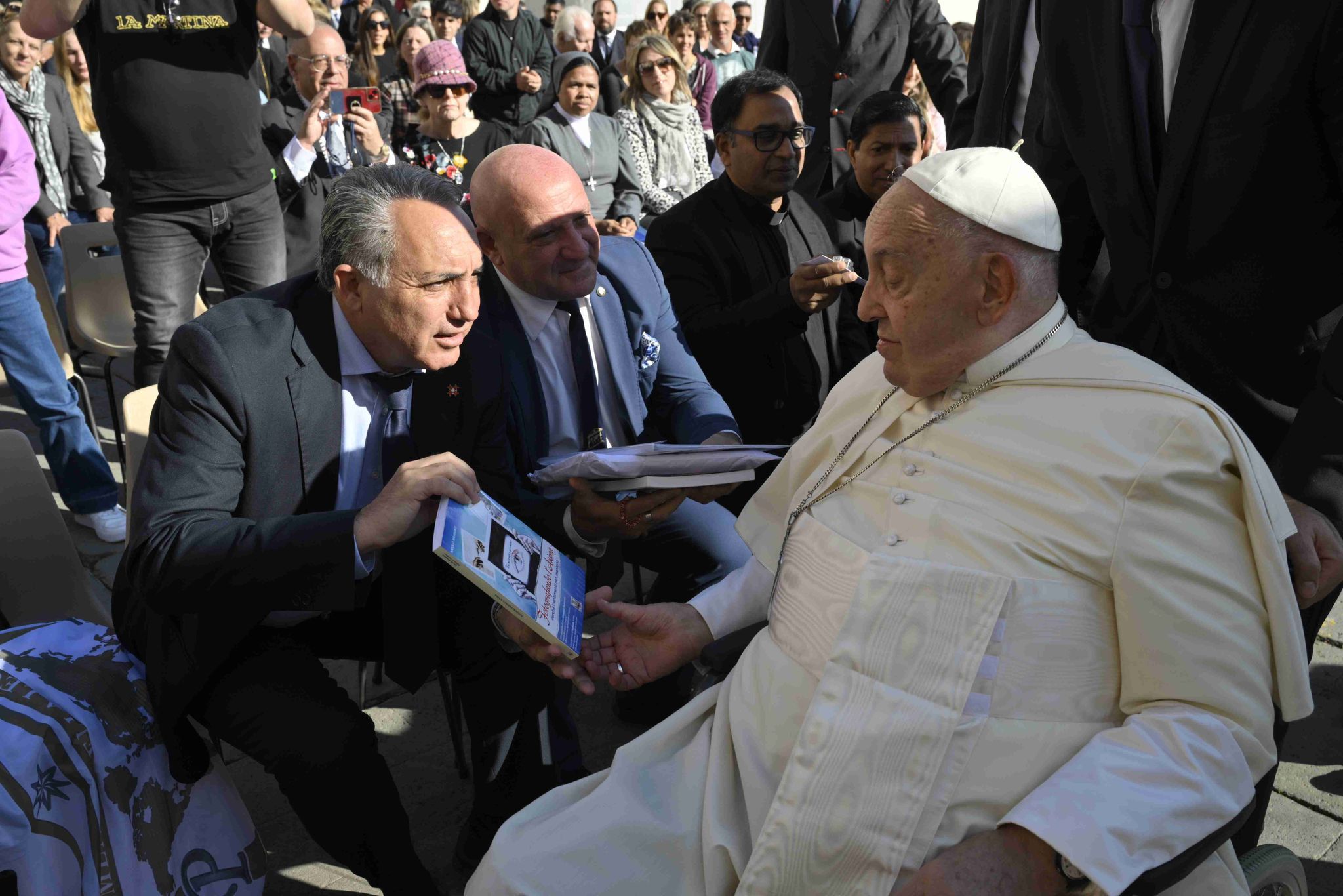 Papa Francesco Riceve il Libro “Fotografando l’anima”: Mannino e Sardisco Portano in Vaticano i Sentimenti dei Giovani